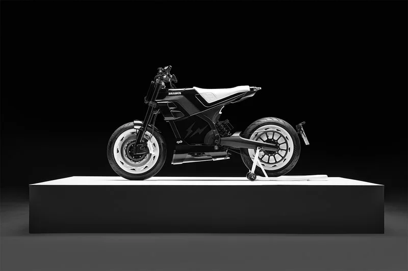 fragment и DAB Motors обновляют мотоцикл BRABUS URBAN E в черно-белом исполнении