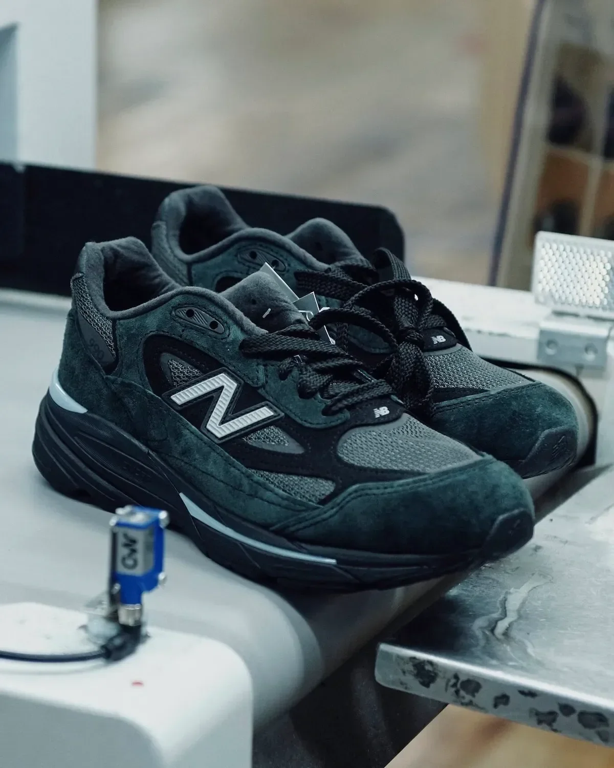 Запуск New Balance 990v7 “Black”: дата и детали