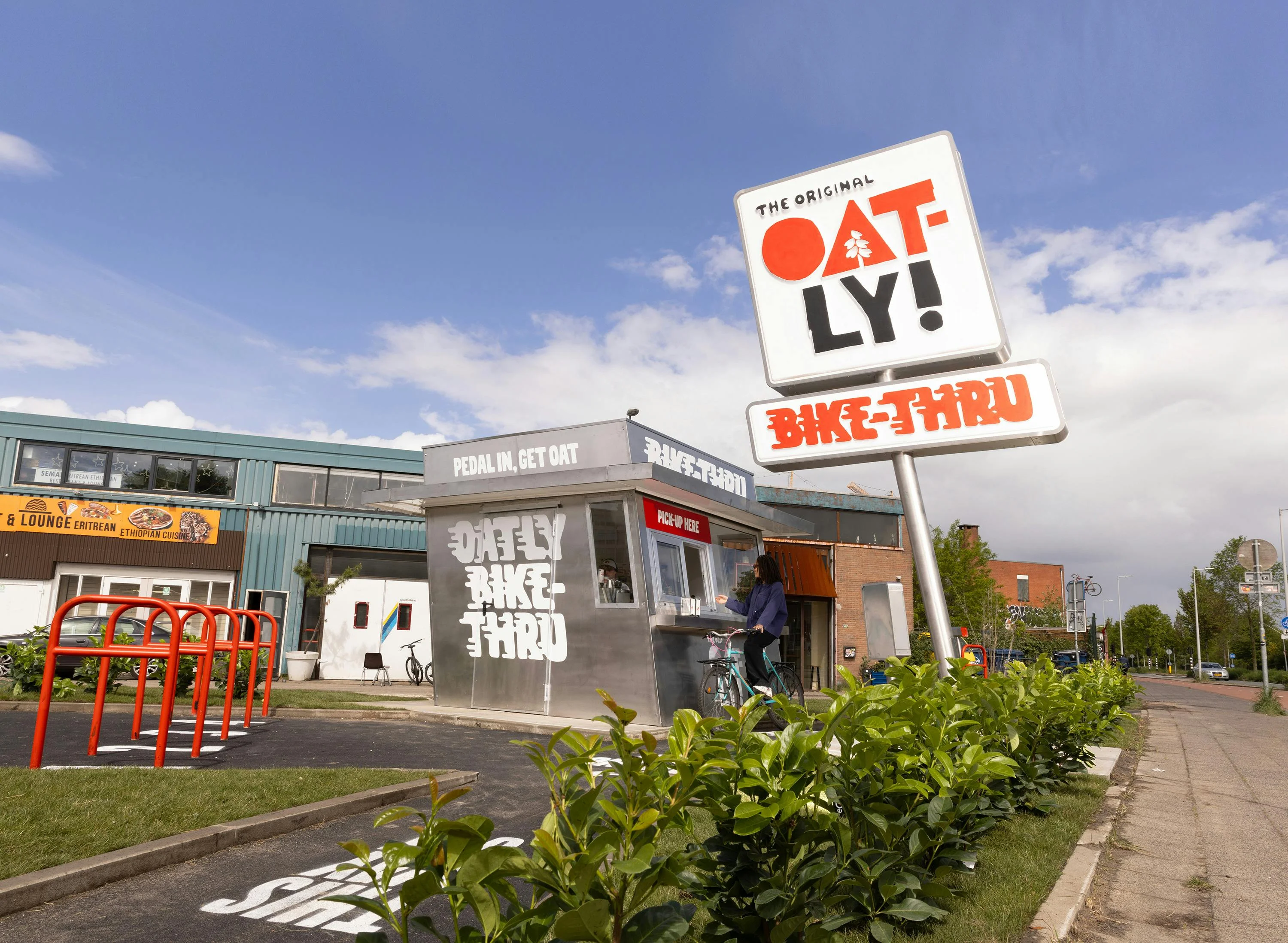 Oatly запустила вело-кафе в Амстердаме
