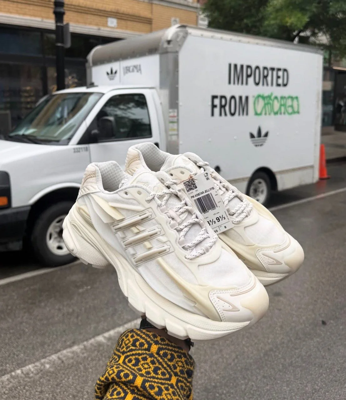 После эксклюзивного релиза в Чикаго adidas и Pharrell выпустят Triple White Jellyfish в июле
