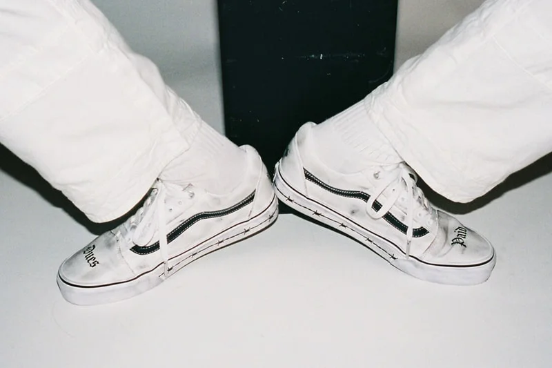 Трэвис Баркер переосмысляет Vans Old Skool в чистом белом цвете