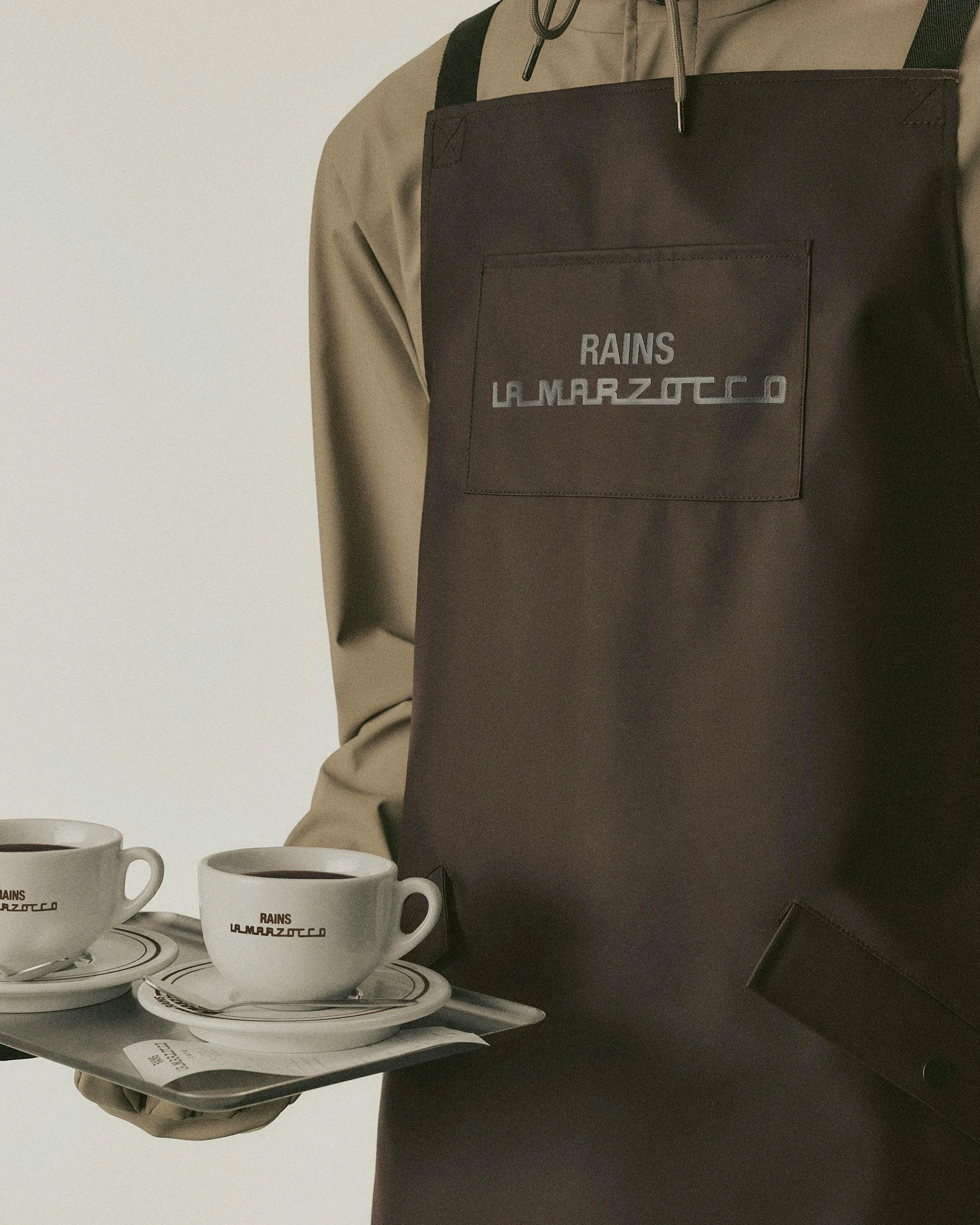 Кофе и дождь: новый фартук от La Marzocco и RAINS