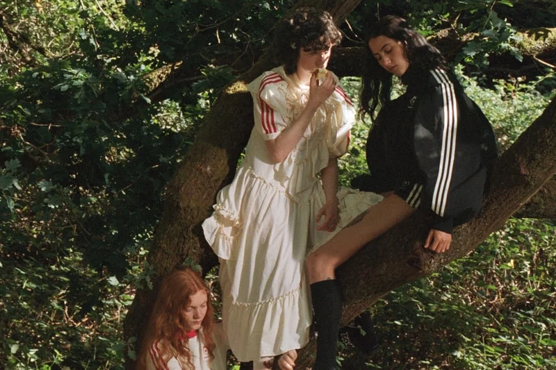 adidas Originals и Simone Rocha соединяют спортивный стиль и романтику в FW26