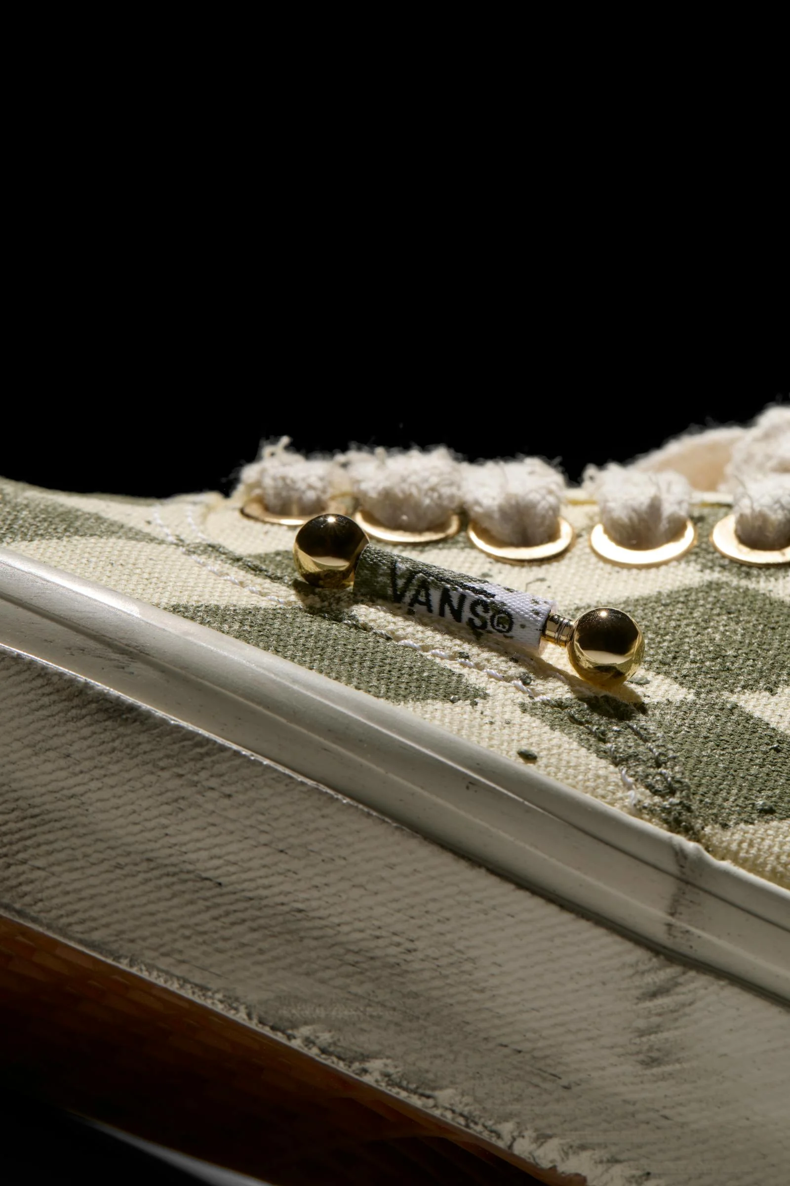 Эти ультрароскошные скейт-кроссовки Vans с ручной перфорацией и заплатками