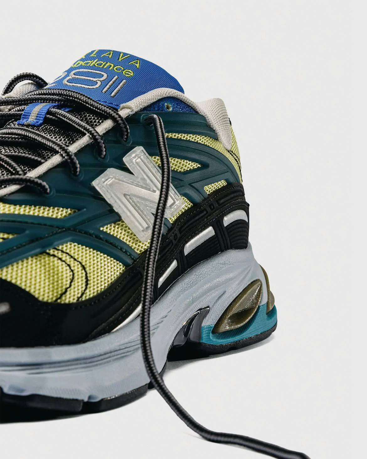 Эта коллаборация New Balance — кроссовки для треккинга, для пап и прототипа из научной фантастики одновременно