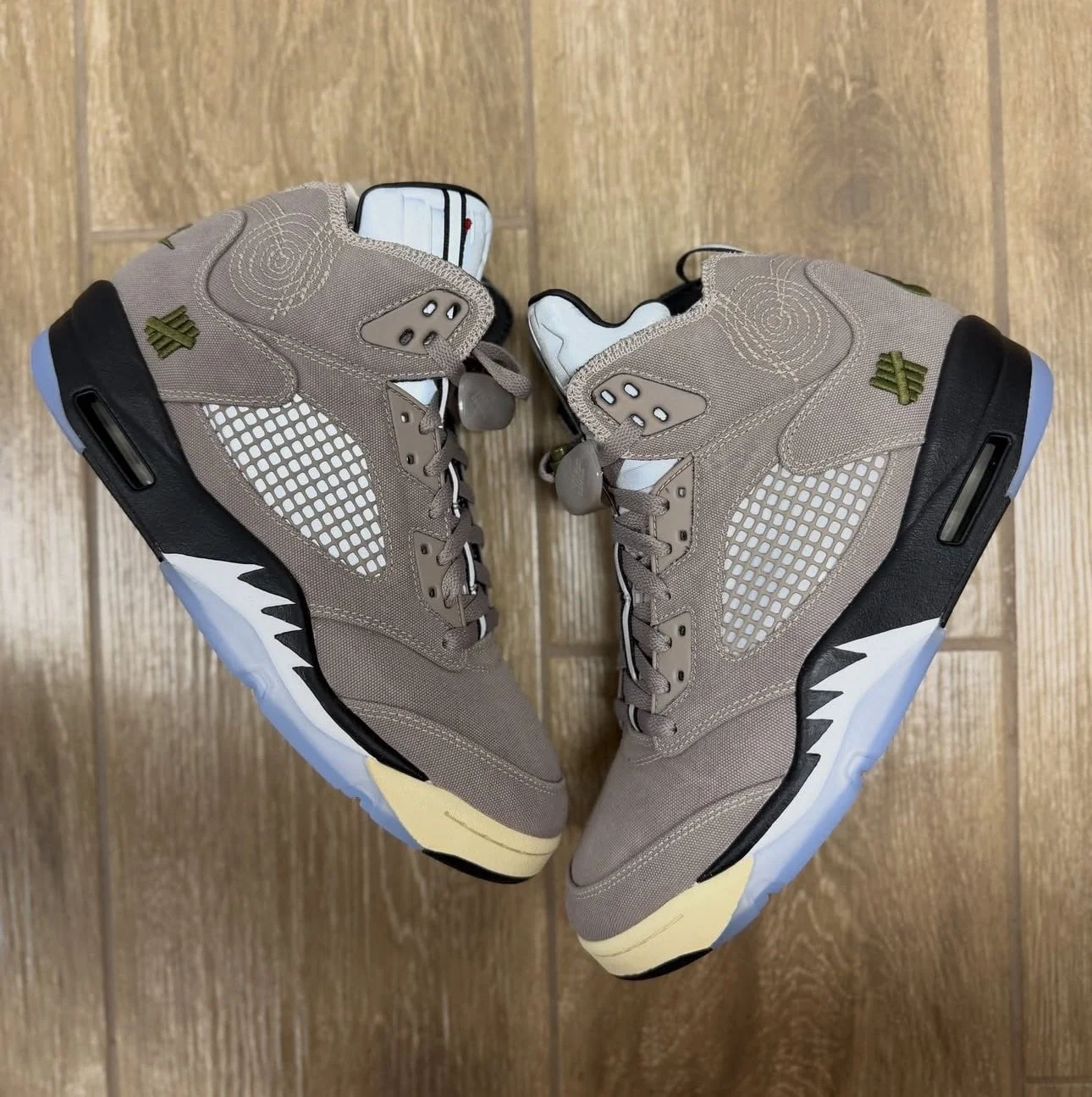 Первый взгляд на «Лунный Фоссил» Air Jordan 5 от Undefeated, который выйдет в 2027 году