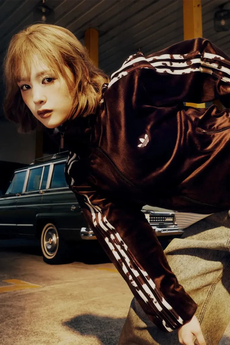 9090 и adidas Originals представляют трек-куртку с принтом под корову