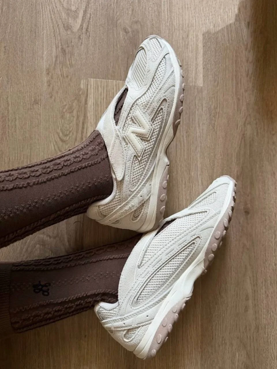 Новая минималистичная версия 204V на липучках от New Balance