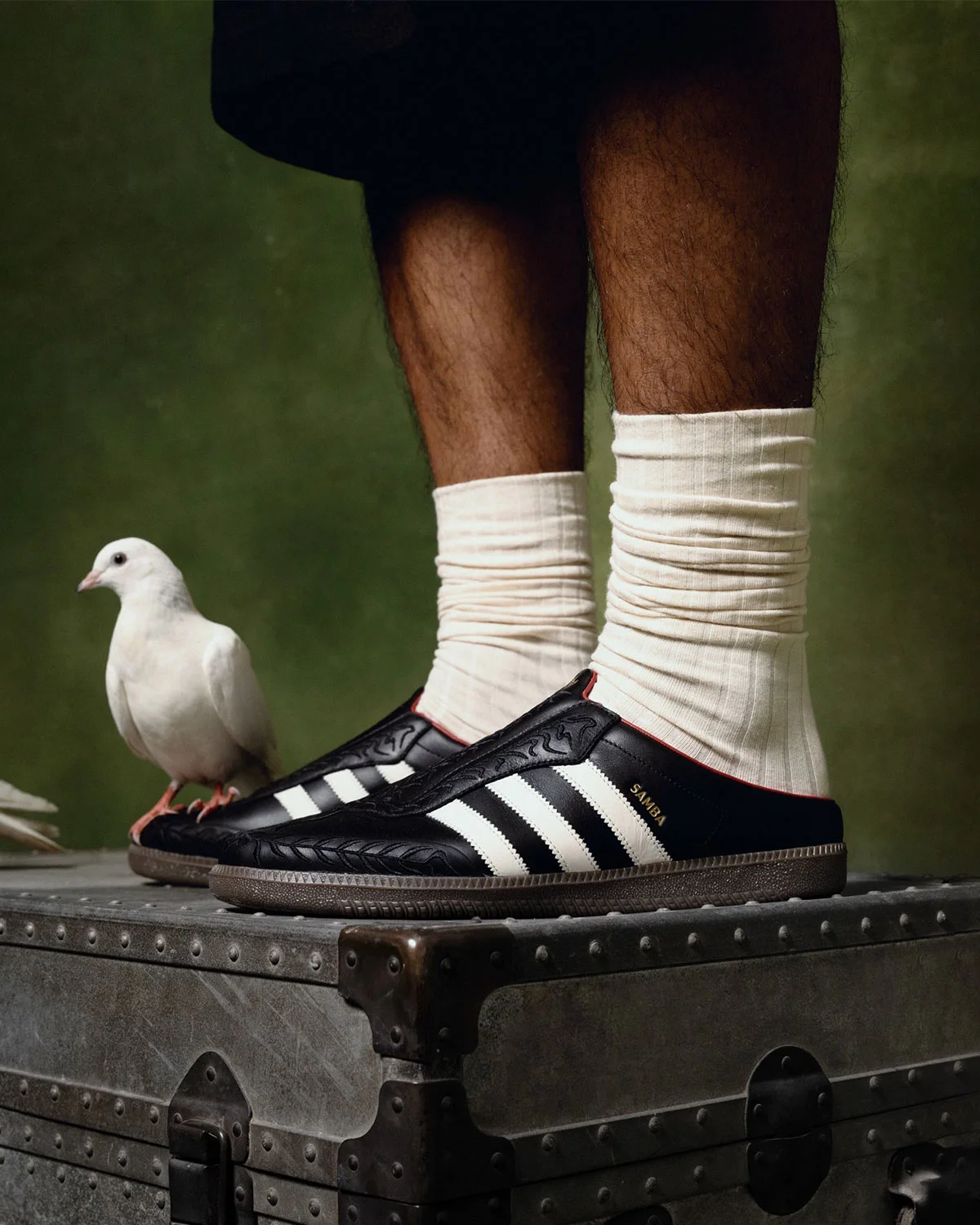 VegNonVeg превращает adidas Samba в слип-он мюли