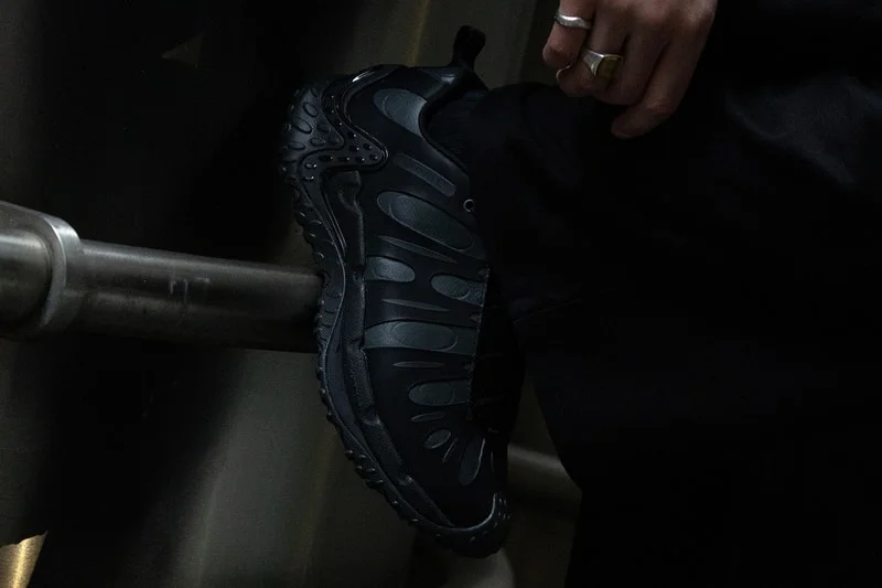 Merrell переосмысляет уличную обувь с новой парой черных кроссовок ‘Metro’