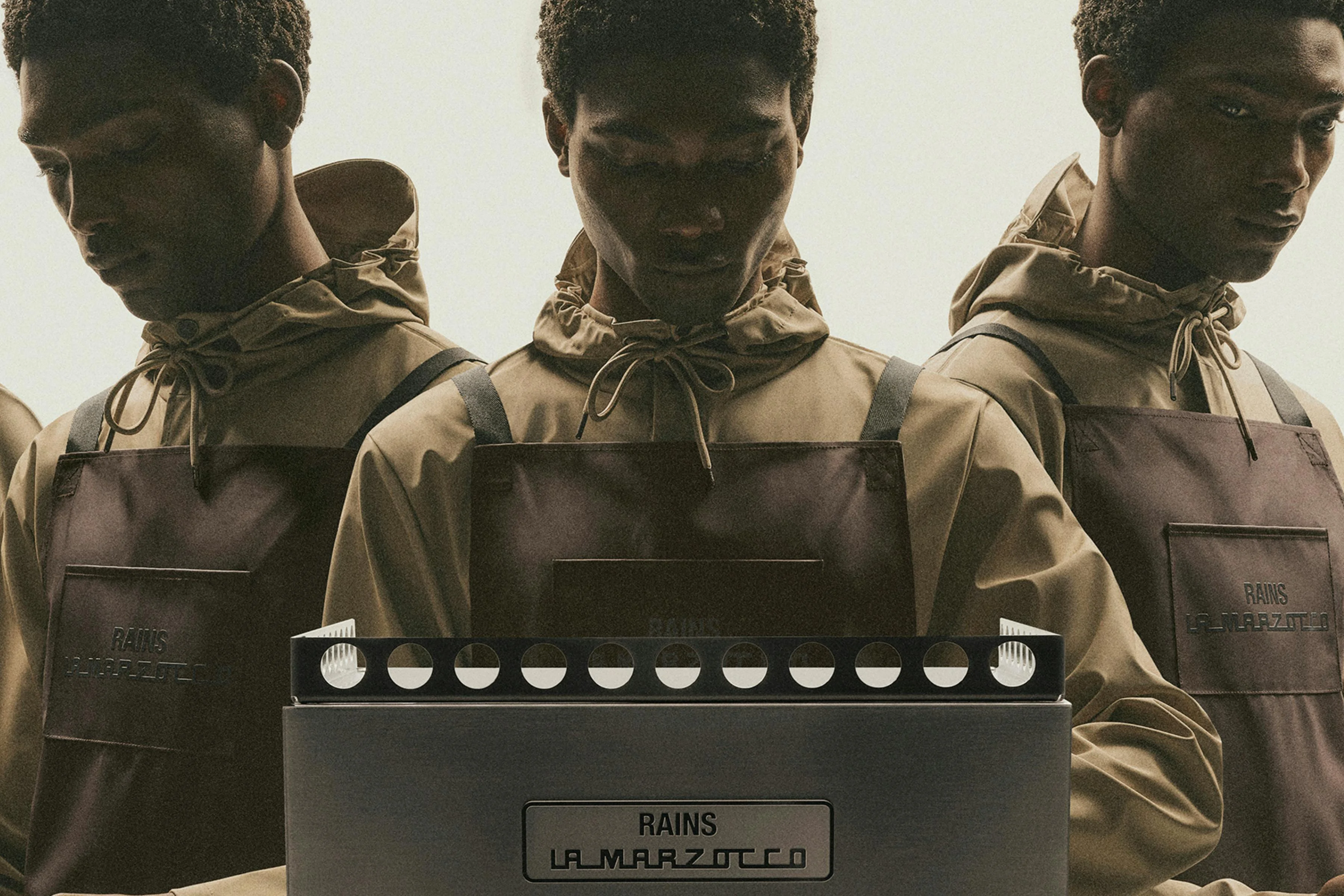 Кофе и дождь: новый фартук от La Marzocco и RAINS