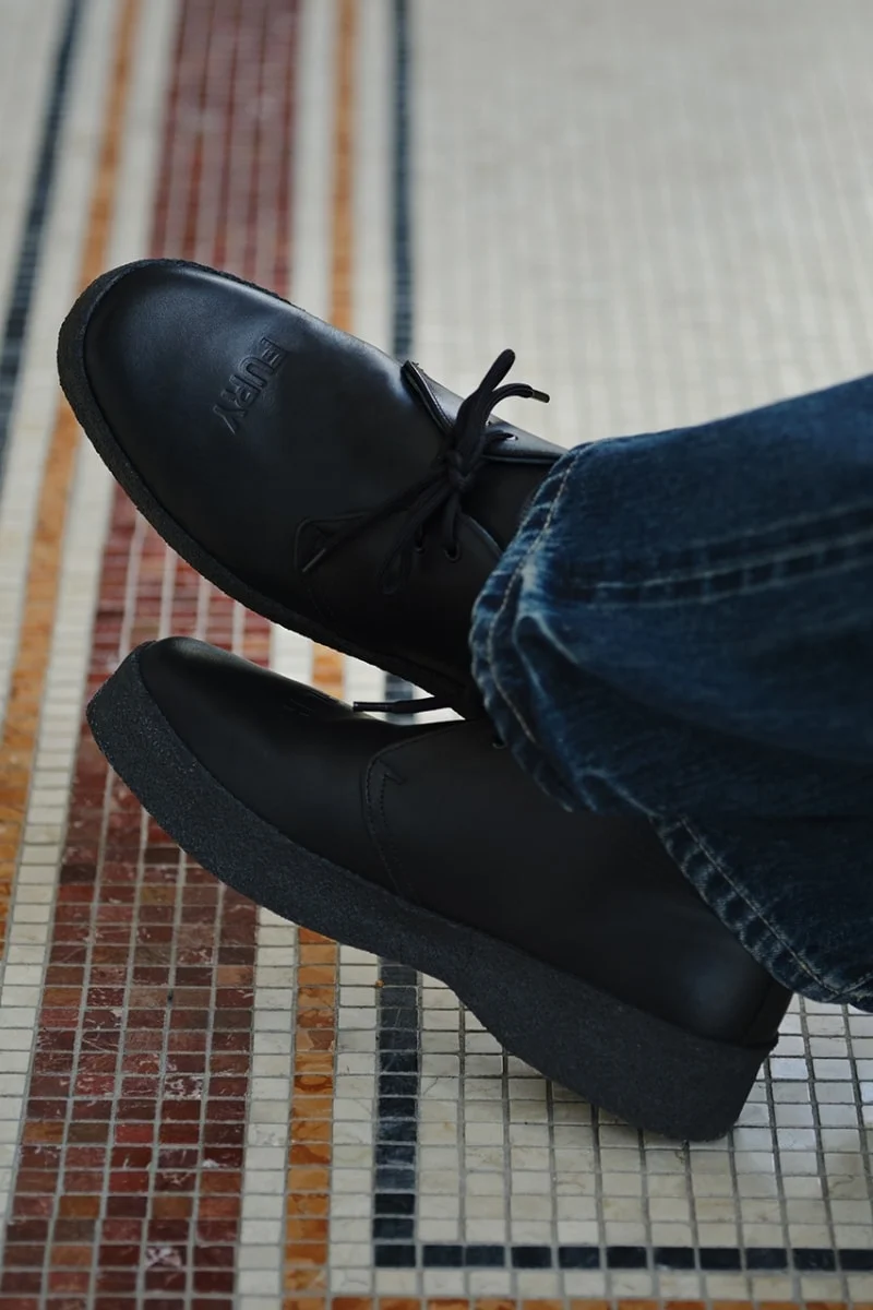 NEIGHBORHOOD добавляет характер классическим ботинкам Brit Chukka от Sanders