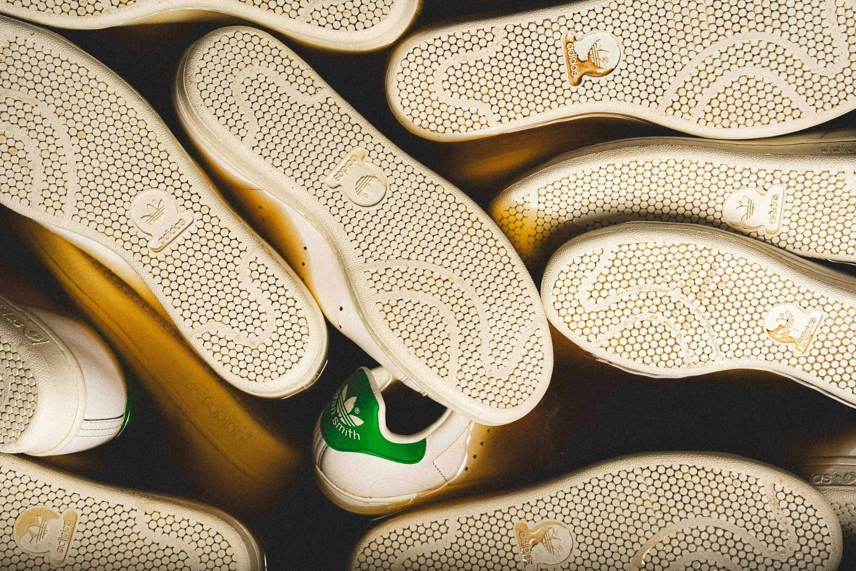 Почему этот артельный бренд окунул свои кроссовки adidas в кофе?