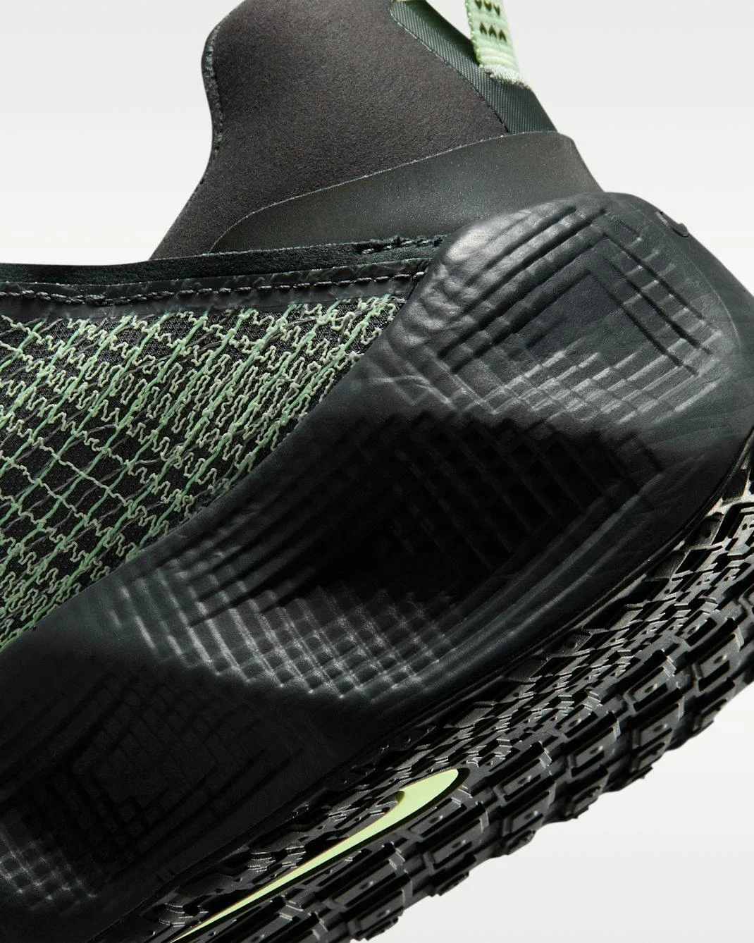 Кроссовки Nike Ava Rover Premium: футуризм в простой форме