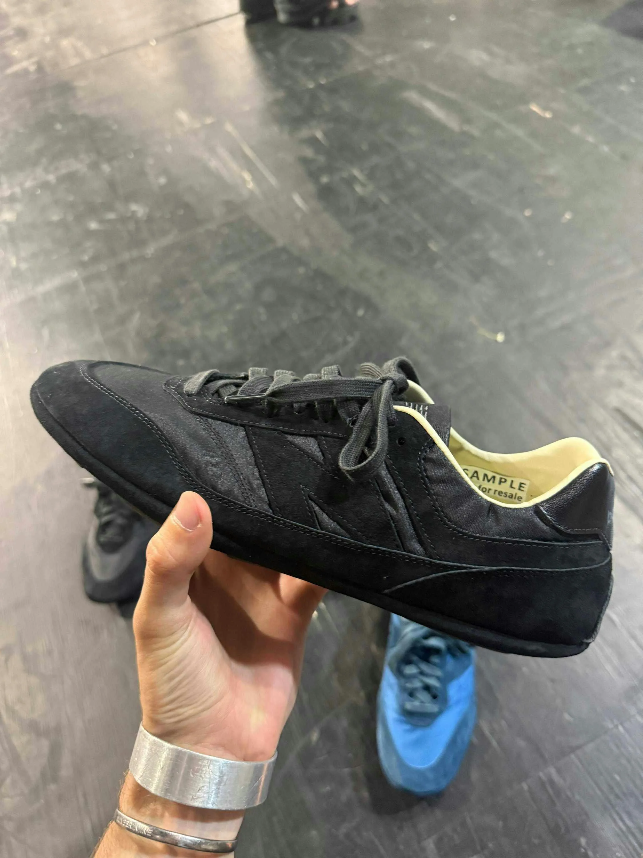 AURALEE так хорошо улучшает кроссовки New Balance, что разработала собственную модель