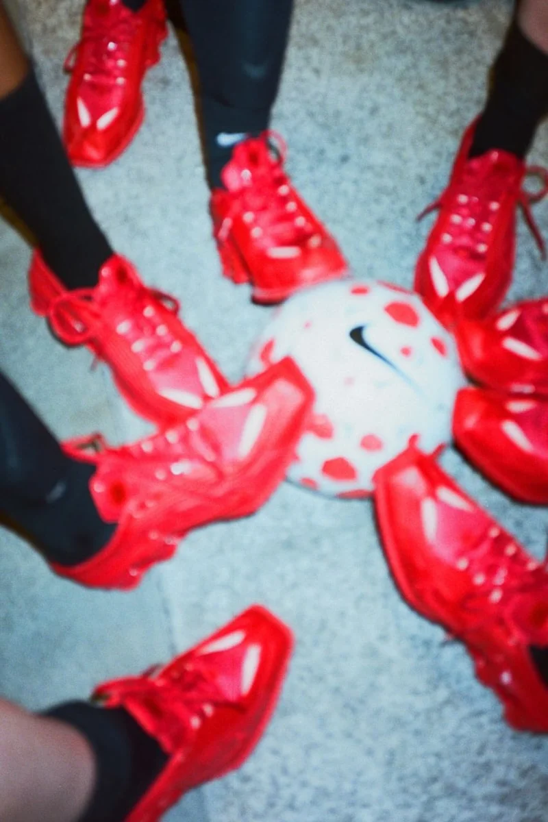 Martine Rose представила новые цветовые решения для Nike Shox MR4