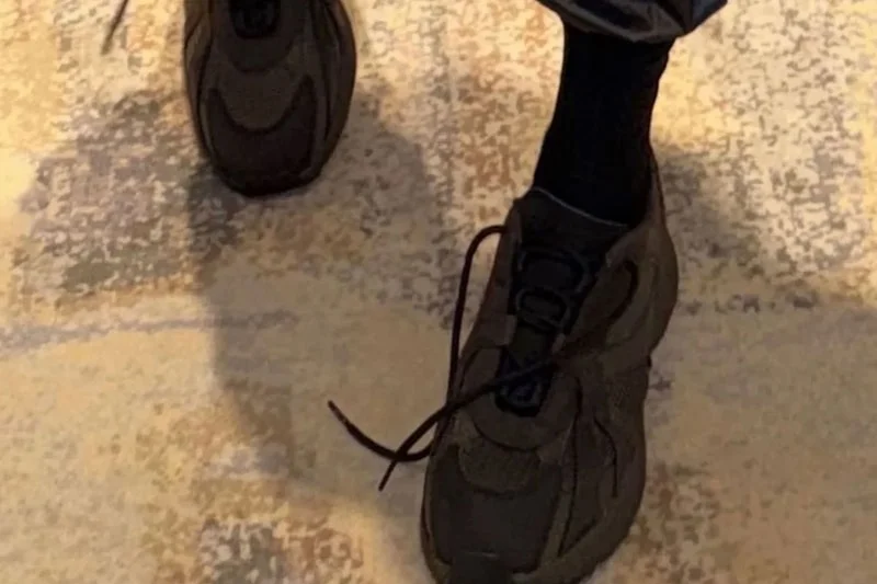 Ye представил первый взгляд на YEEZY 800