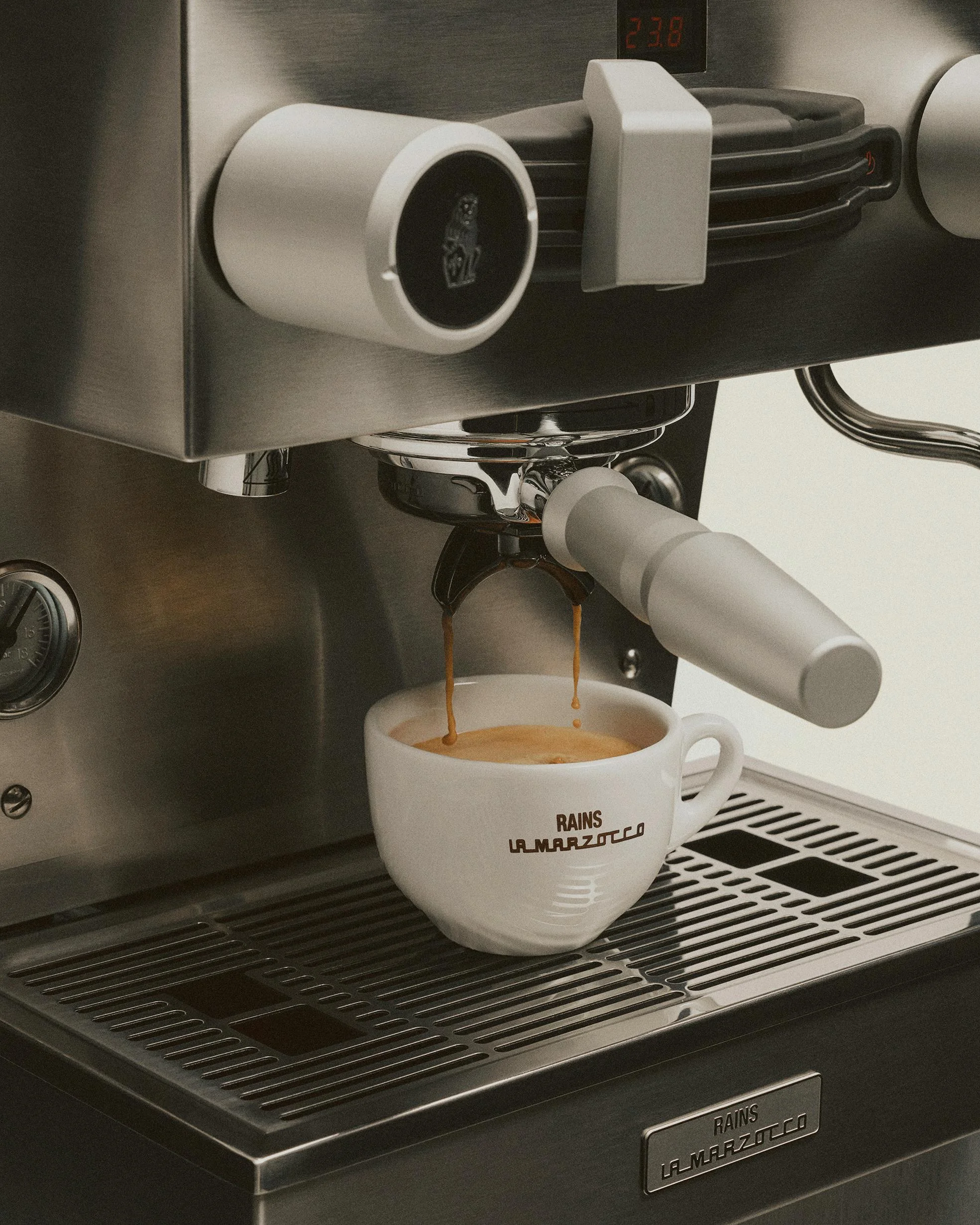 Кофе и дождь: новый фартук от La Marzocco и RAINS
