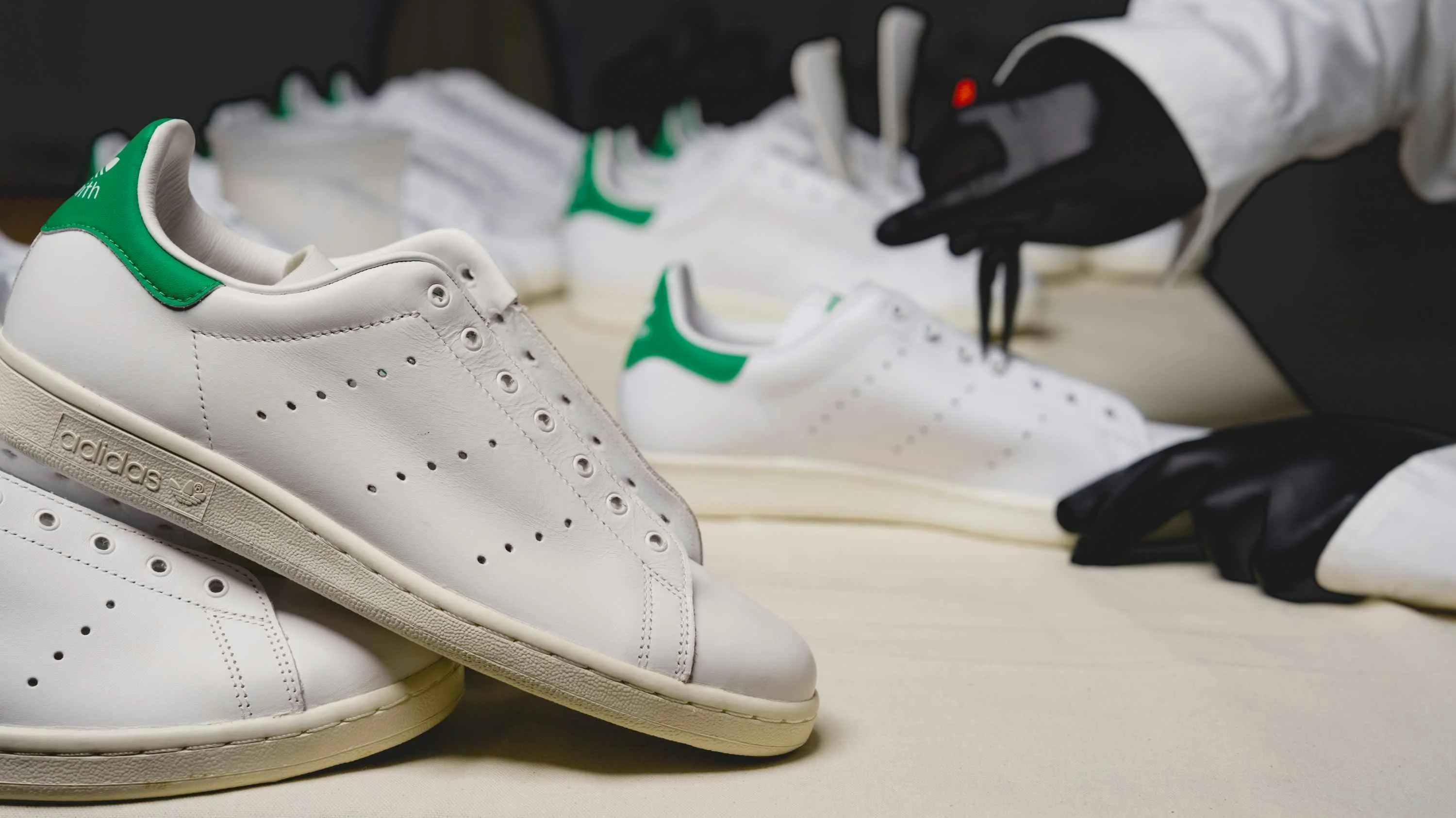Почему этот артельный бренд окунул свои кроссовки adidas в кофе?