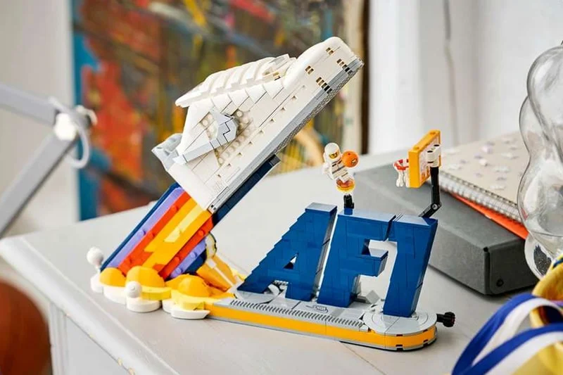 LEGO и Nike представляют набор для сборки кроссовок Air Force 1 в космической тематике