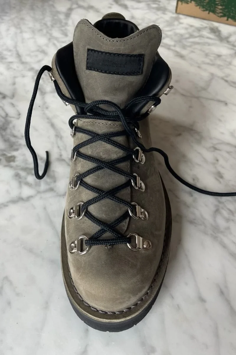 JJJJound и Danner вновь объединяются для коллаборации Mountain Light на FW26