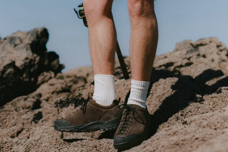 JJJJound и Diemme возвращают Movida в «коричневом» замше с итальянской кожей и Vibram