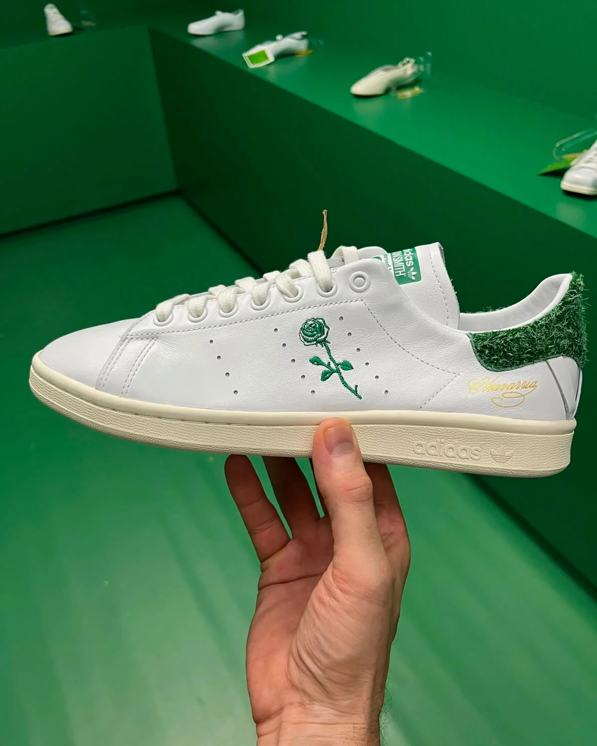 Willy Chavarria показал коллаборацию adidas Stan Smith на Неделе моды в Париже