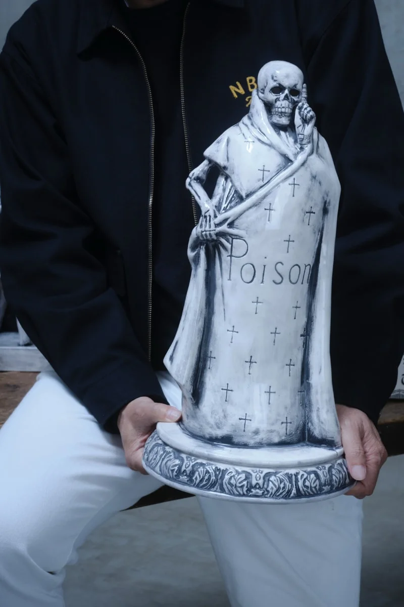 NEIGHBORHOOD создает масштабные ароматические chambers для выставки “IDOLS OF SMOKE”