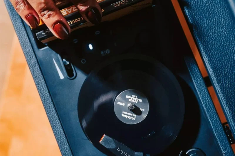 Tiny Vinyl запускает миниатюрный проигрыватель за 49.99 USD, созданный специально для четырехдюймовых пластинок