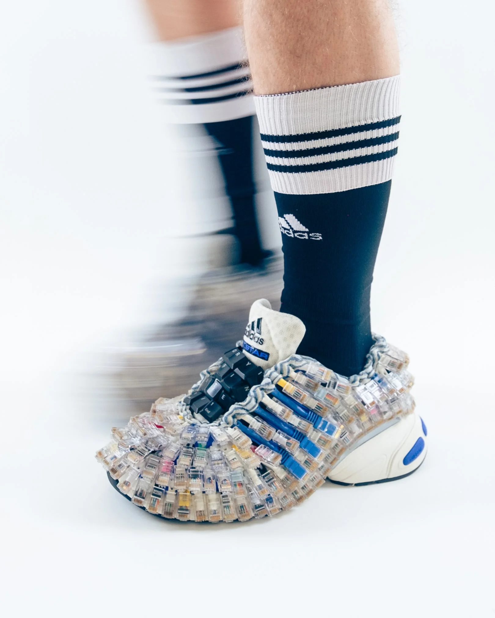 Кастом, который стоит вашего внимания. Дизайнер Cory Infinite создал Ethernet-shoes для teezotouchdown на основе Adidas Adistar XLG 2.0