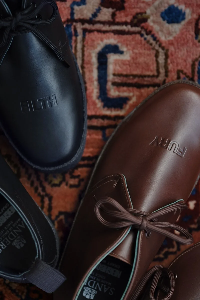 NEIGHBORHOOD добавляет характер классическим ботинкам Brit Chukka от Sanders