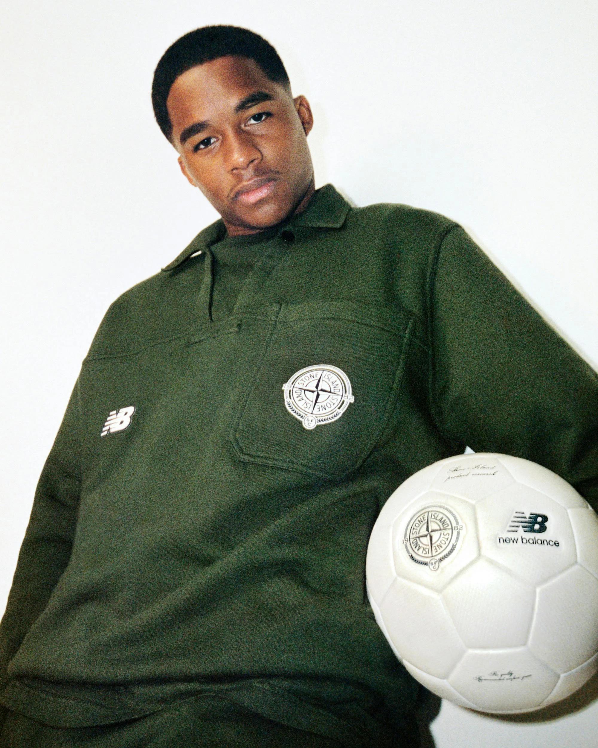 Букайо Сака в новой коллаборации New Balance и Stone Island выглядит просто космически