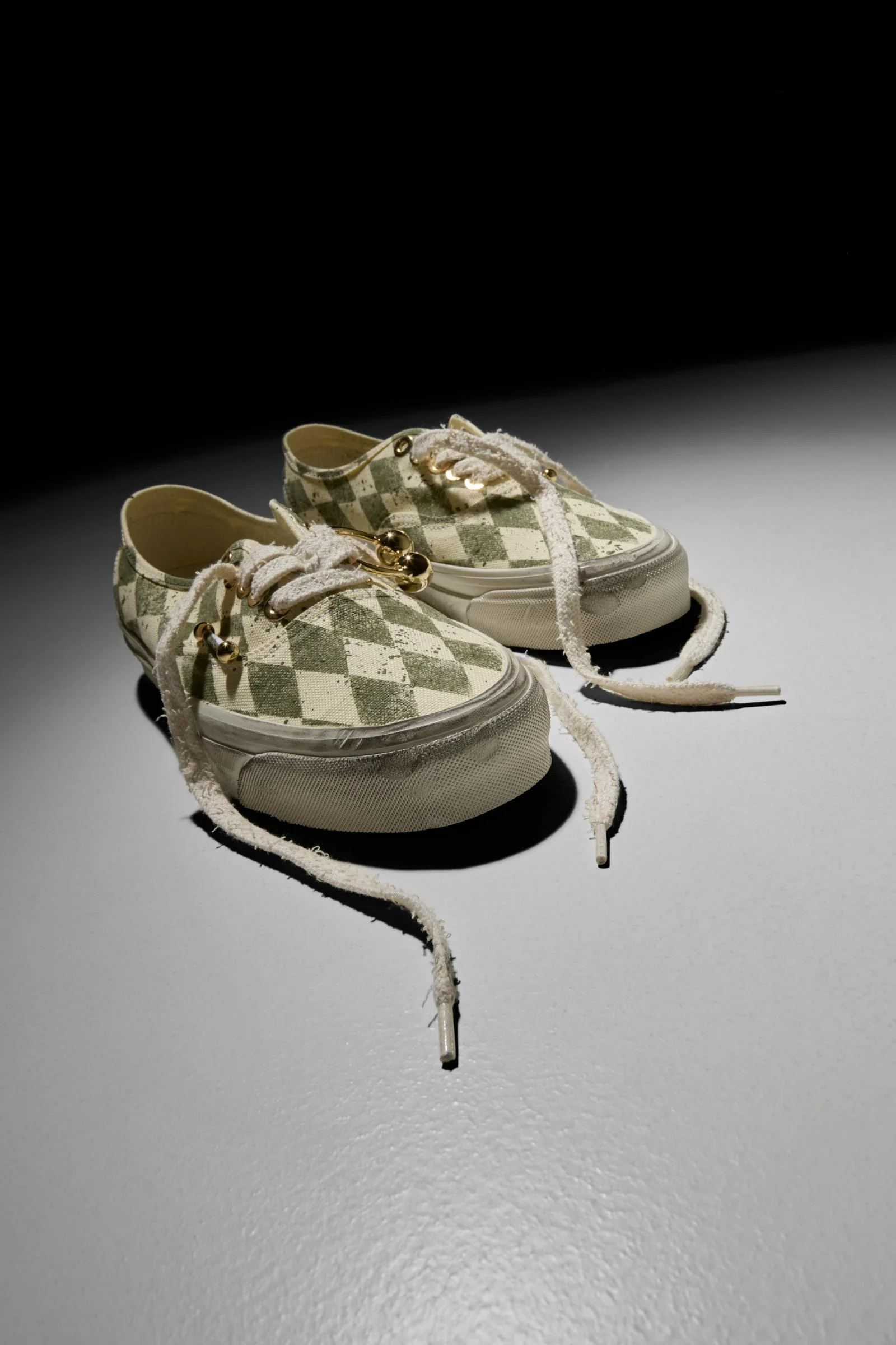 Эти ультрароскошные скейт-кроссовки Vans с ручной перфорацией и заплатками