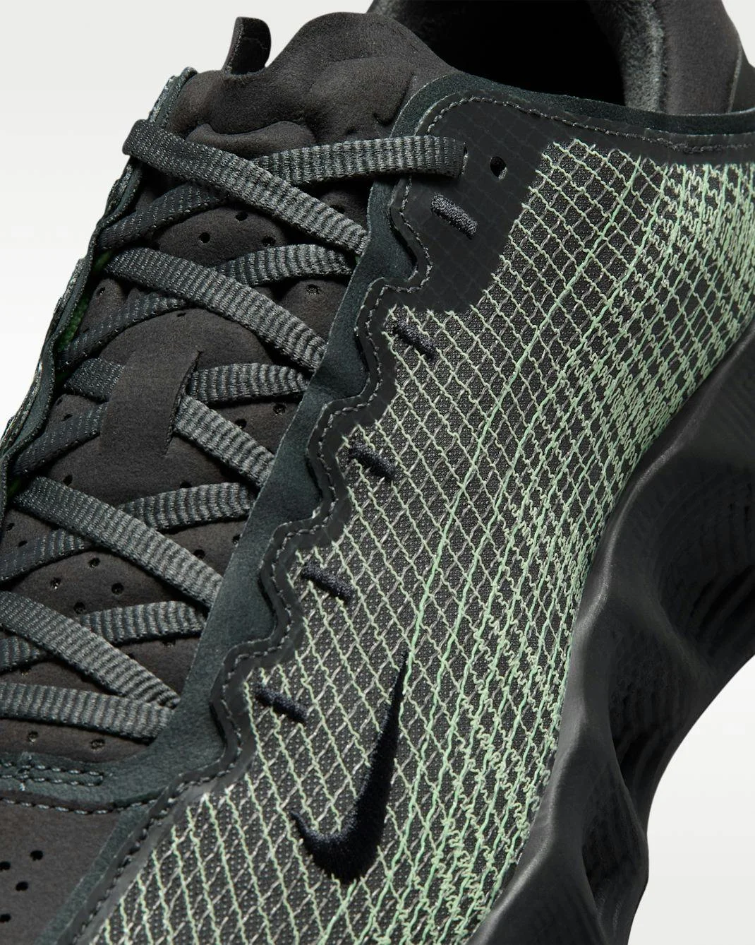 Кроссовки Nike Ava Rover Premium: футуризм в простой форме