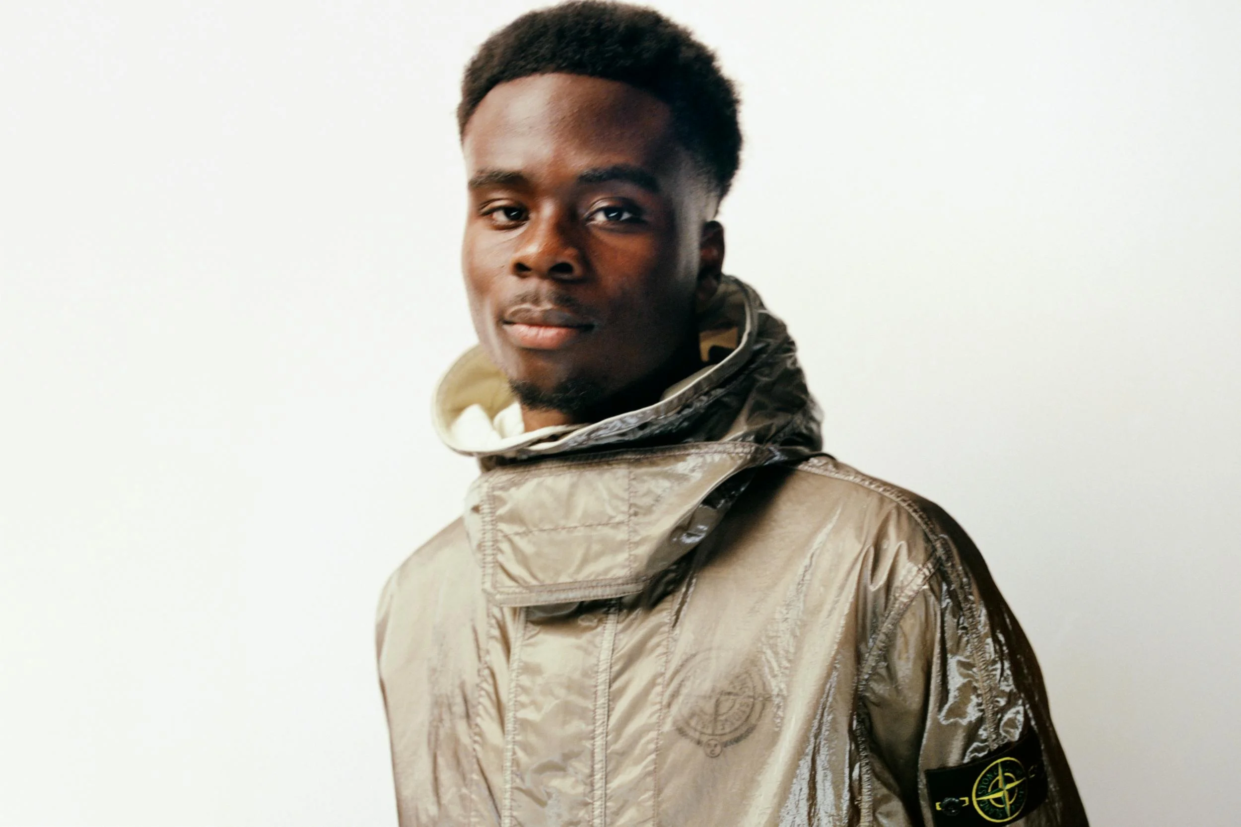 Букайо Сака в новой коллаборации New Balance и Stone Island выглядит просто космически