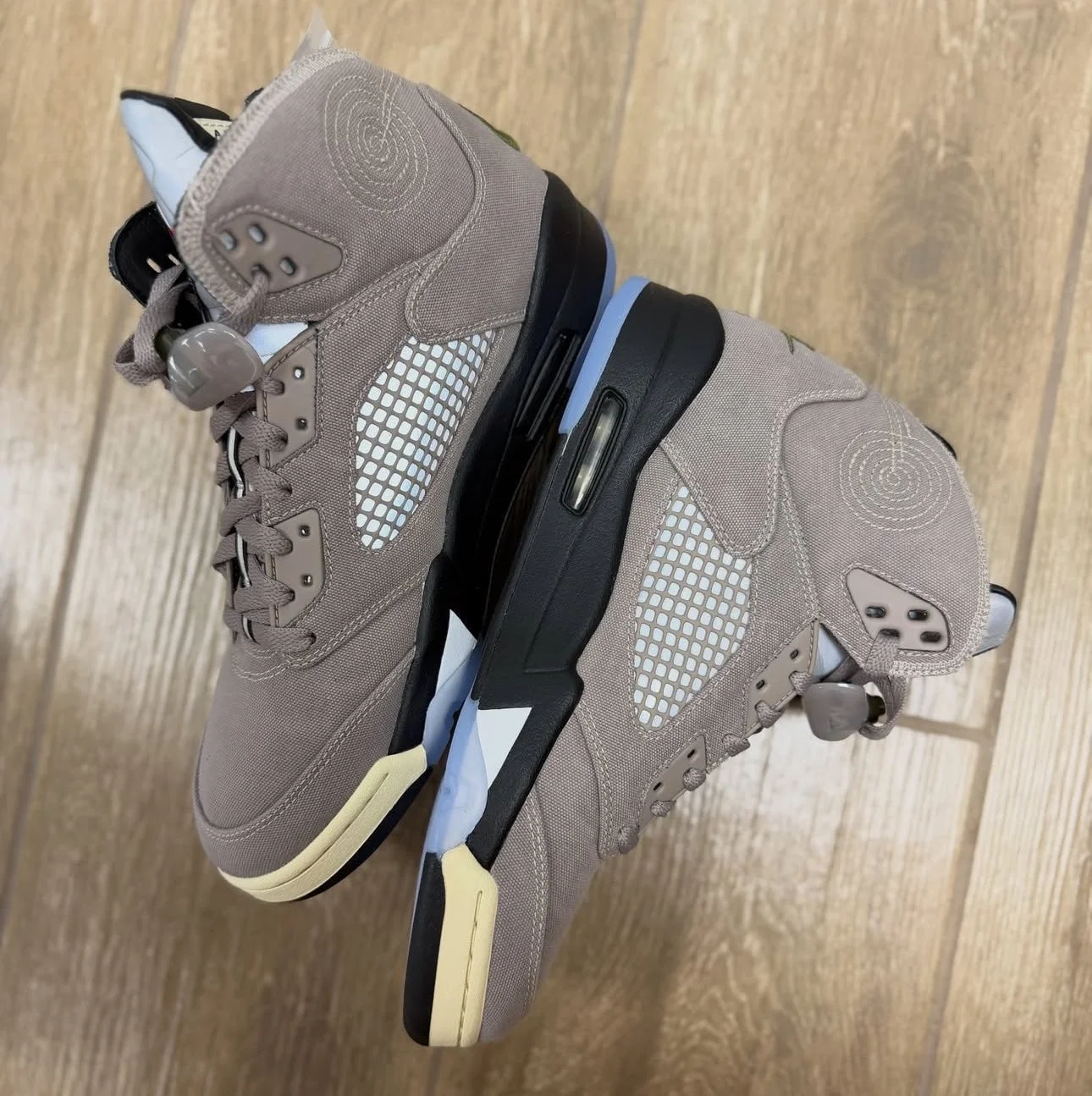 Первый взгляд на «Лунный Фоссил» Air Jordan 5 от Undefeated, который выйдет в 2027 году