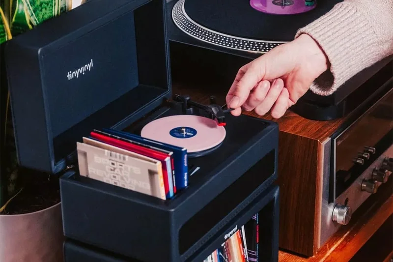 Tiny Vinyl запускает миниатюрный проигрыватель за 49.99 USD, созданный специально для четырехдюймовых пластинок