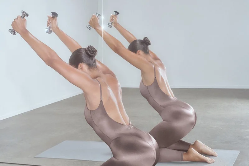 Nike и SKIMS представили новую коллекцию Studio Edit 02 с инновационными тканями и эксклюзивным кобальтовым цветом