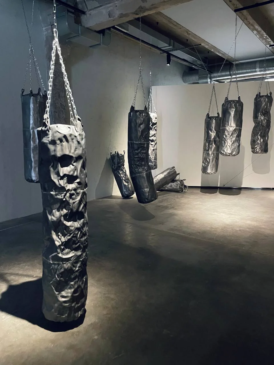 В Jessica Gallery открылась персональная выставка Владимира Копейкина «Свинцовое время»