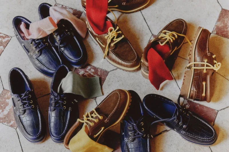 Timberland и Jacquemus переосмысляют классические лодочки с эффектом крокодила