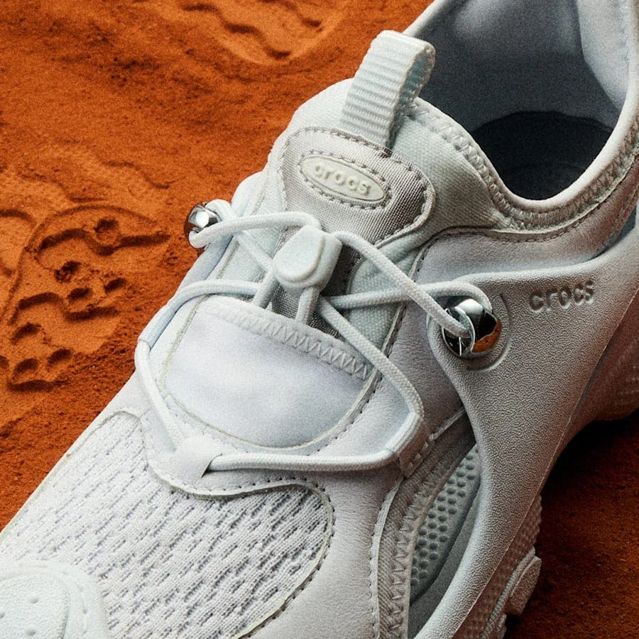 Crocs отказываются от сабо и представляют неожиданно серьёзную трейловую обувь