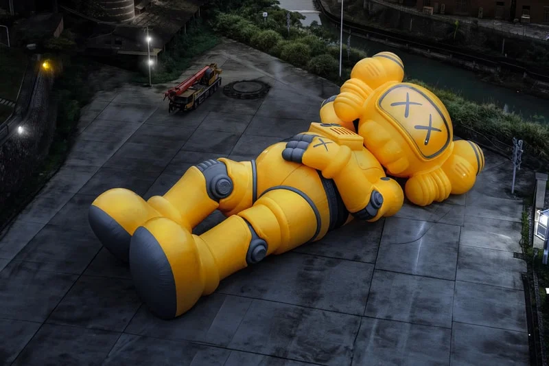 KAWS представляет 30-метрового робота COMPANION у озера Сиху в Ханчжоу для нового проекта "KAWS:HOLIDAY"
