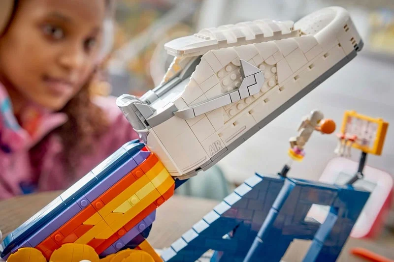LEGO и Nike представляют набор для сборки кроссовок Air Force 1 в космической тематике