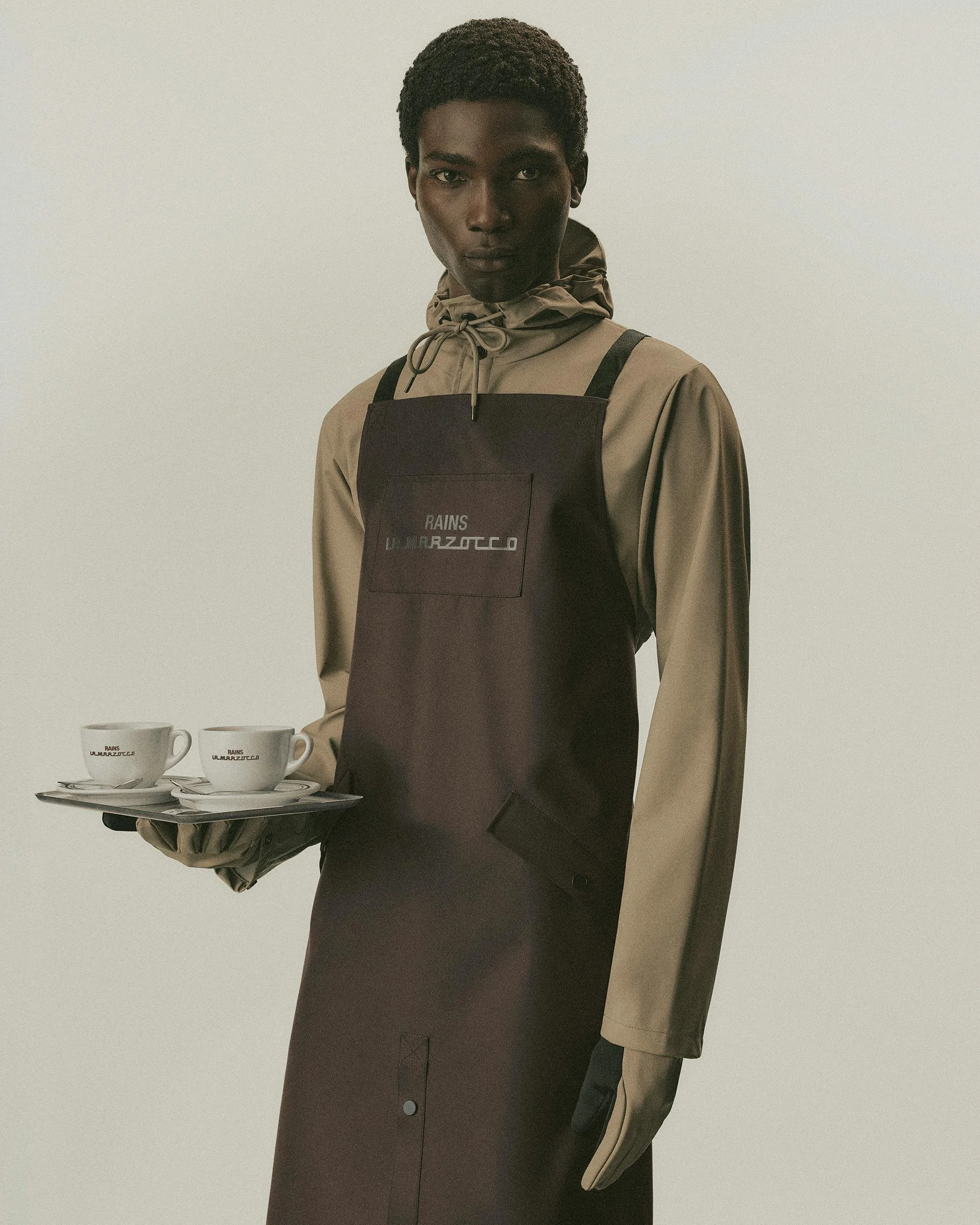 Кофе и дождь: новый фартук от La Marzocco и RAINS