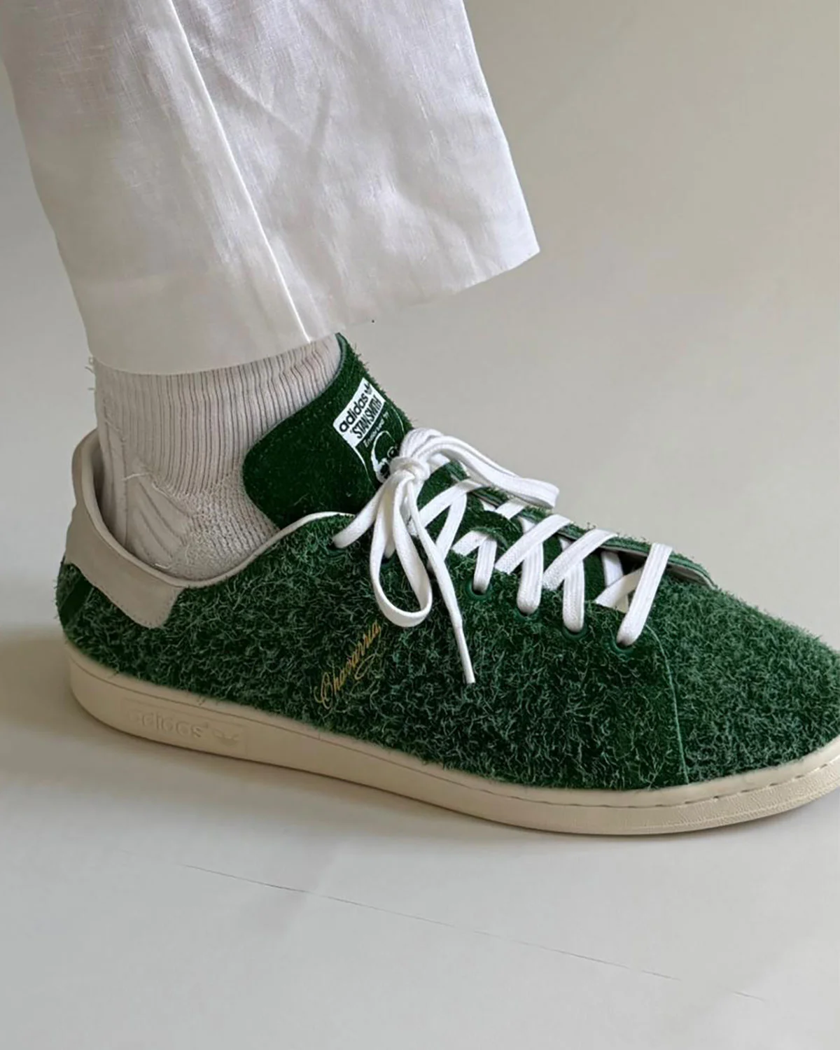 Willy Chavarria показал коллаборацию adidas Stan Smith на Неделе моды в Париже