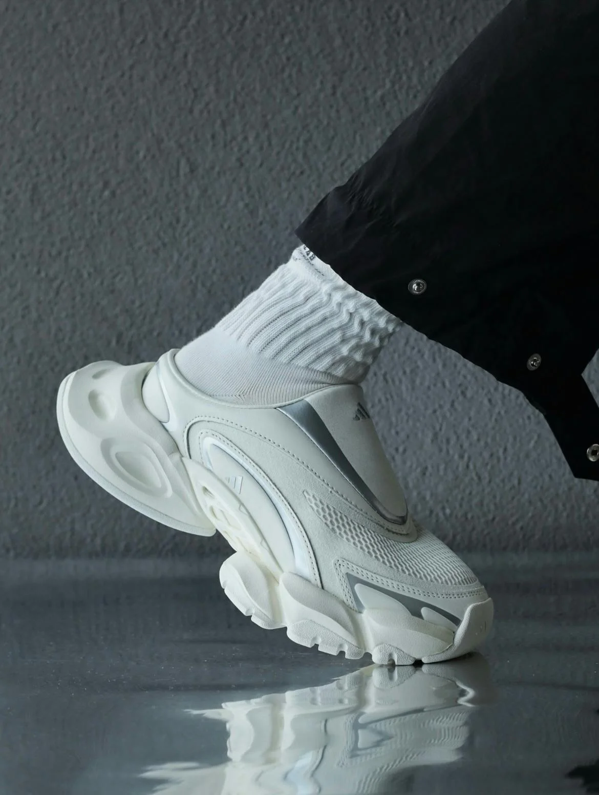 Клог adidas Extra-Large Slip-On — не с этой планеты