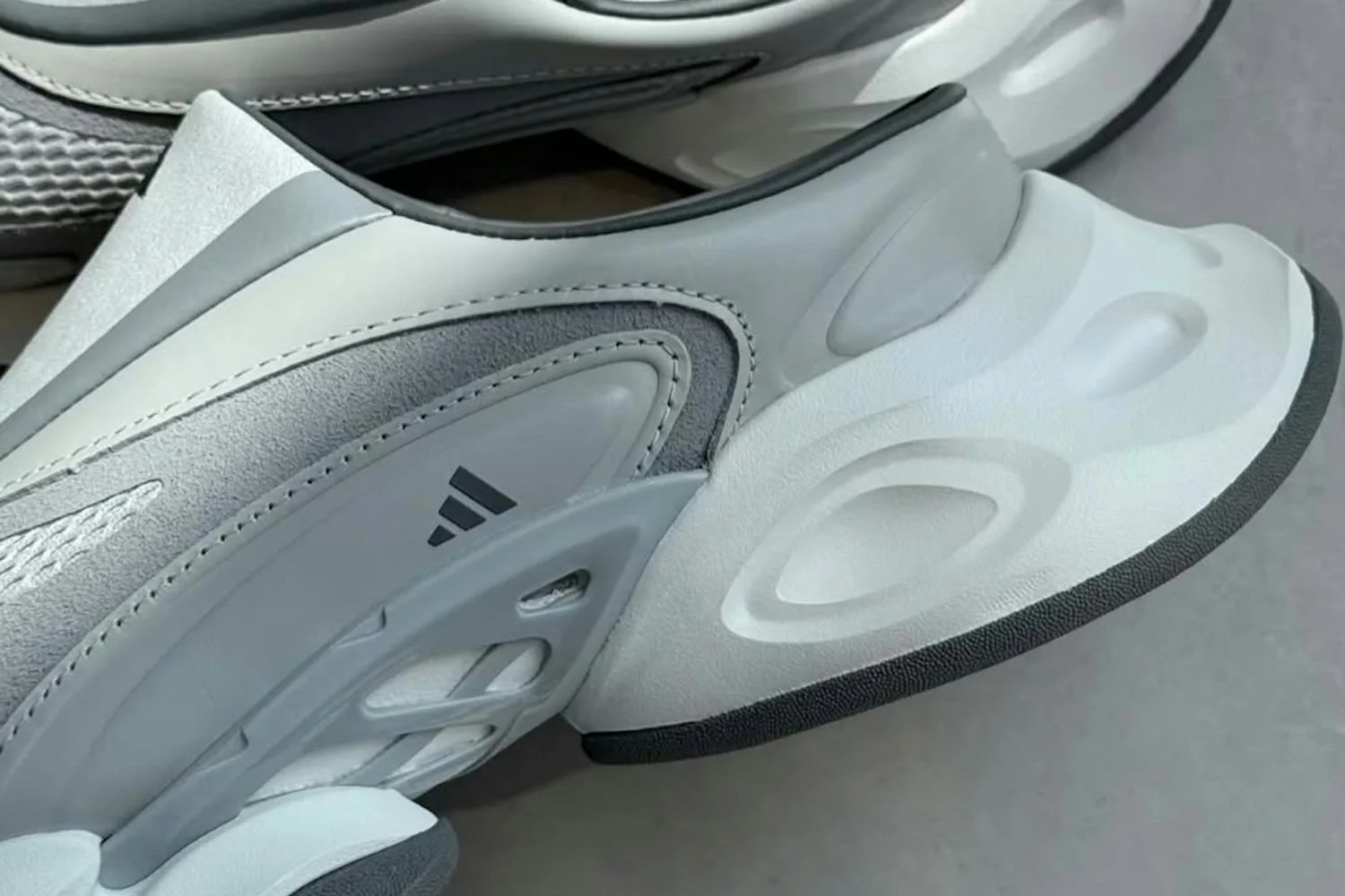 Клог adidas Extra-Large Slip-On — не с этой планеты