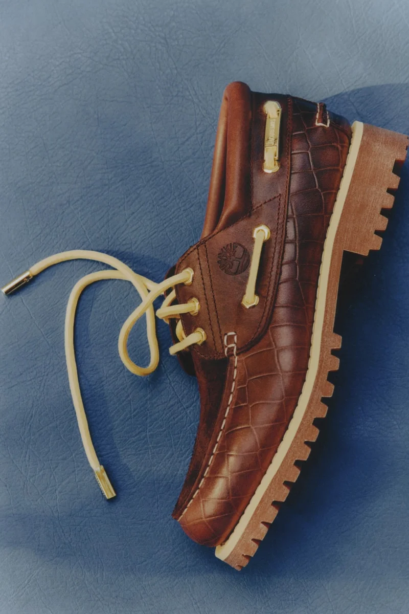 Timberland и Jacquemus переосмысляют классические лодочки с эффектом крокодила