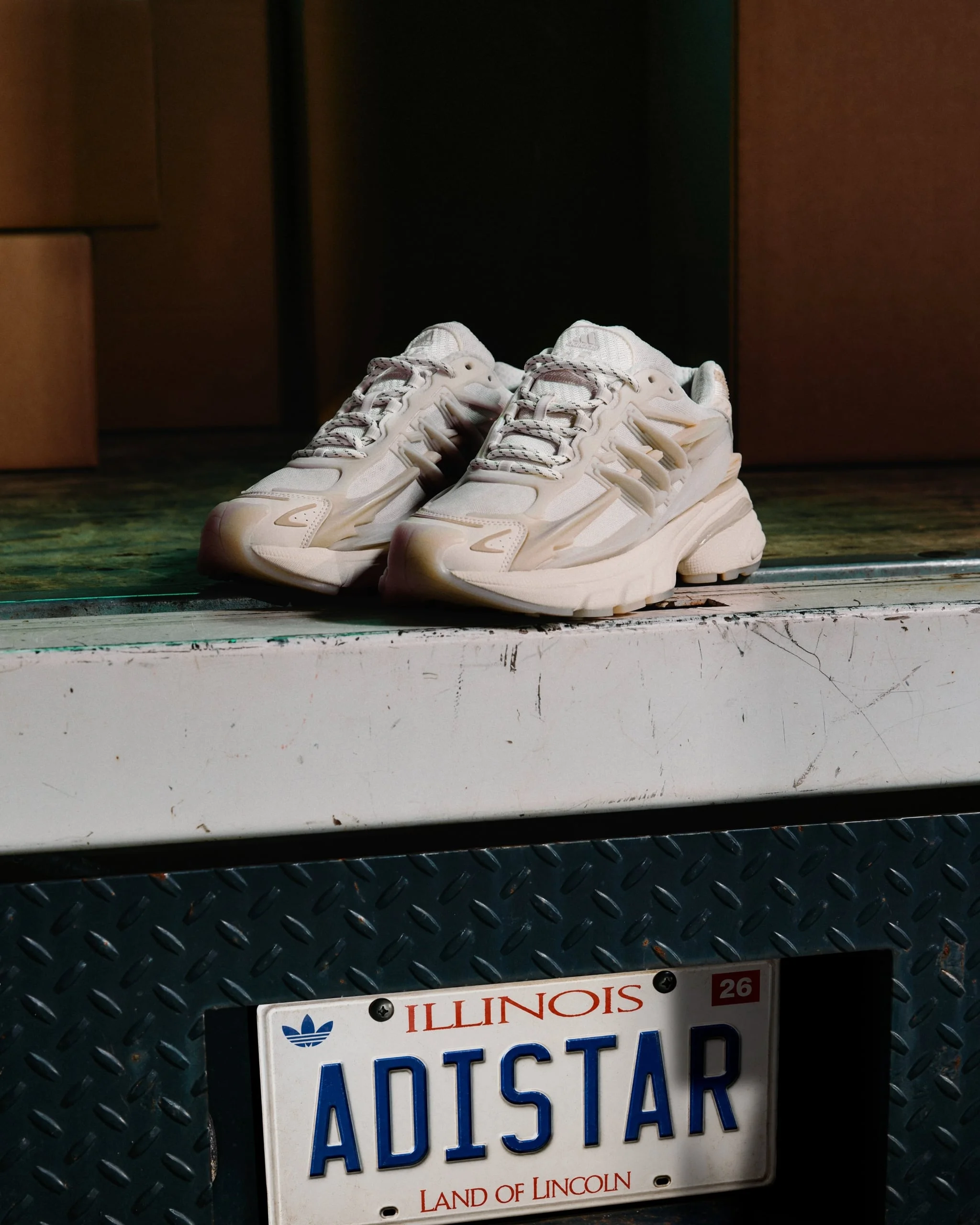 После эксклюзивного релиза в Чикаго adidas и Pharrell выпустят Triple White Jellyfish в июле