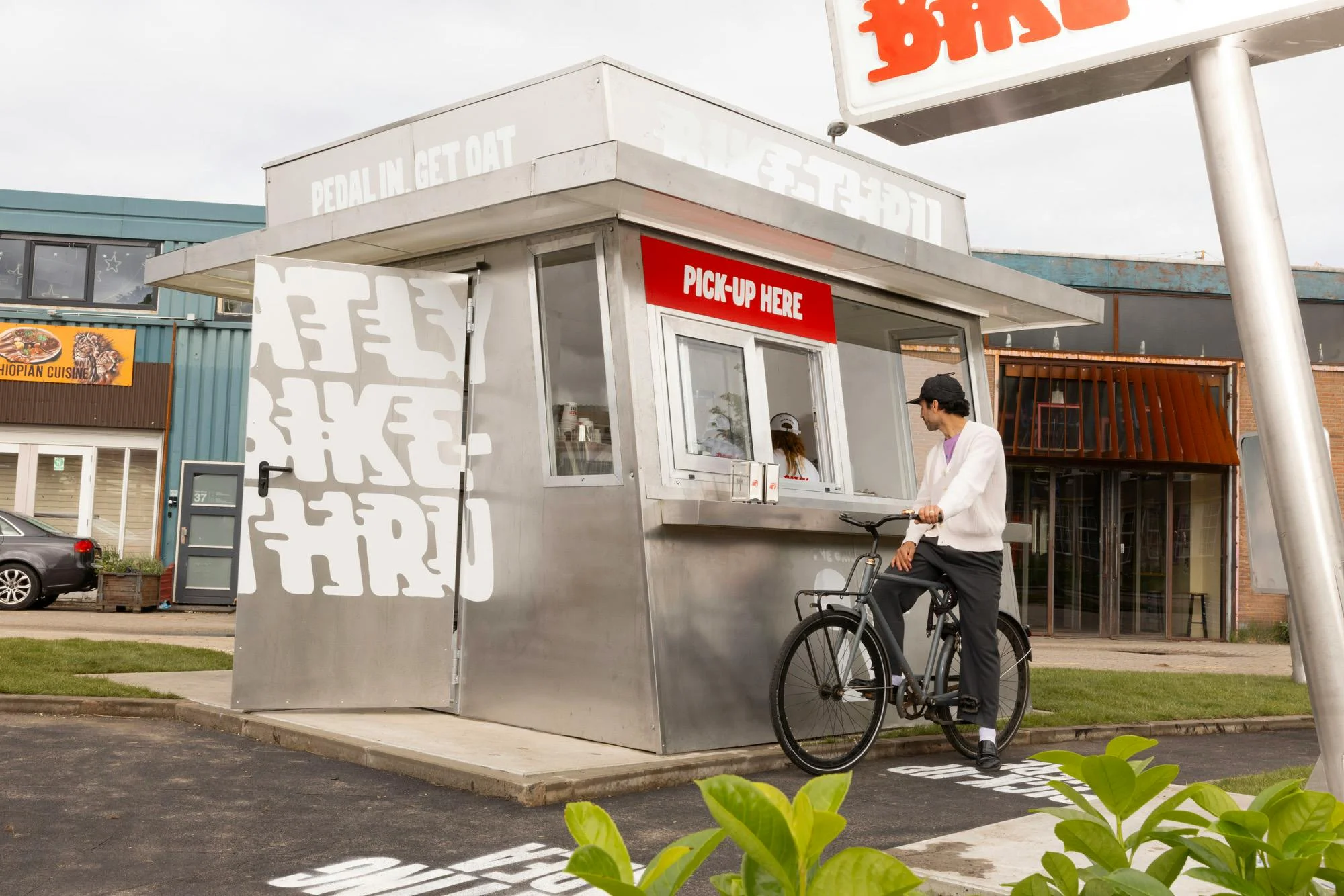 Oatly запустила вело-кафе в Амстердаме